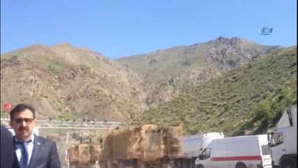 Mühimmat taşınan TIR alev aldı, ulaşıma kapatılan Van-Hakkari karayolu saatler sonra trafiğe açıldı