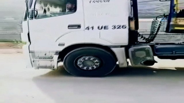 TIR sürücüsü seyir halindeki aracından inip yol ortasında halay çekti