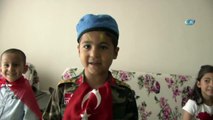 Asker Elbiseli Küçük Çocuk Sosyal Medyanın İlgi Odağı Oldu