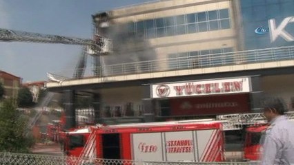 Başakşehir'de bulunan 5 katlı bir iş merkezinde yangın çıktı