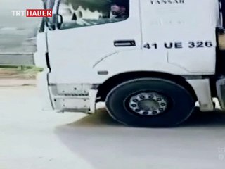 Tır şoförü seyir halindeki aracından inip yol ortasında halay çekti