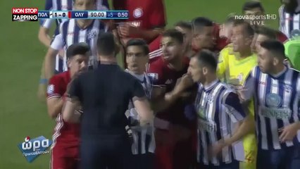 La simulation grotesque d'un joueur poussé par un arbitre (vidéo)