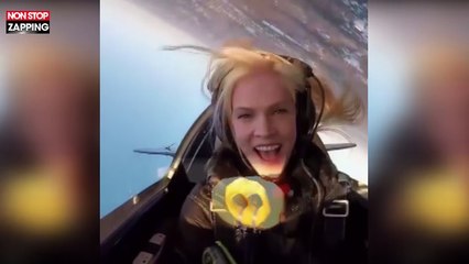 Quand une fille sexy essaye de manger un beignet dans un avion de chasse (Vidéo)