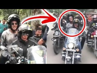 Akshay Kumar ने की Bike Ride अपने Female FAN के साथ | Padman का प्रमोशन