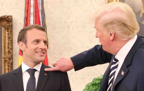 Trump enlève les pellicules sur la veste de Macron - ZAPPING ACTU DU 25/04/2018