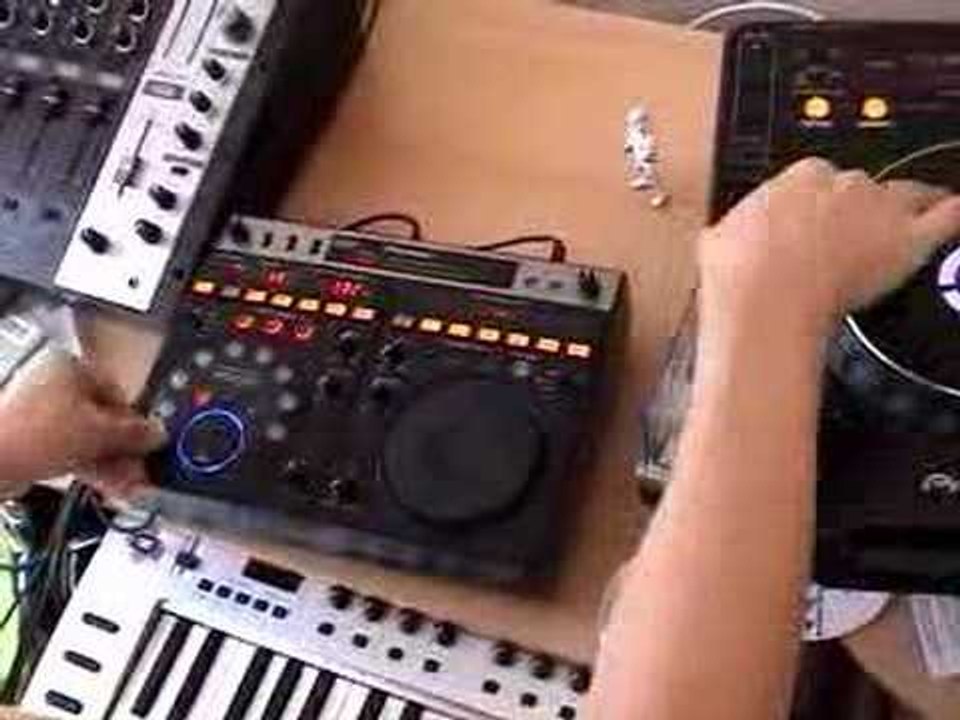 DJmag - James Zabiela DJ Tricks -  04