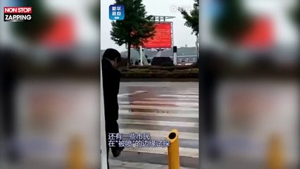 Chine : Un pulvérisateur d’eau calme les piétons impatients (Vidéo)