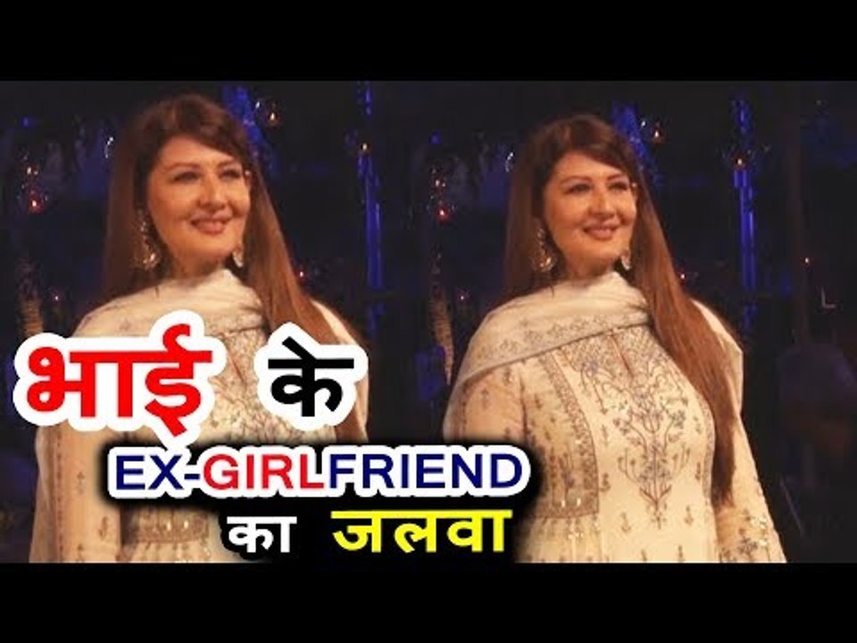 Salman Khan की EX Sangeeta Bijlani पोह्ची Lakme Fashion Week 2018 पर | LFW Day 01