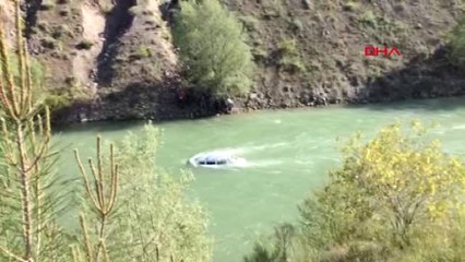 Tokat Hafif Ticari Araç Kelkit Çayı'na Uçtu: 1 Ölü, 1 Kayıp
