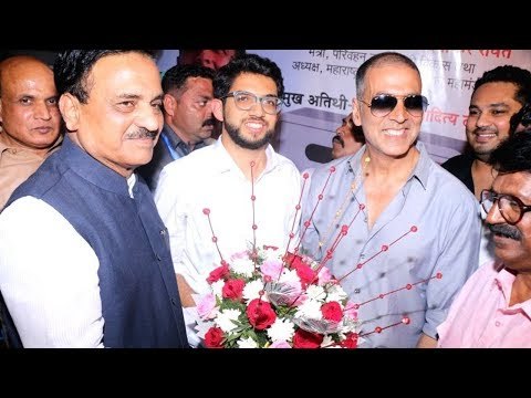 Akshay Kumar और Aditya Thackeray पहुंचे Mumbai Central-ST Depot पर Pad Vending Machines उद्घाटन पर