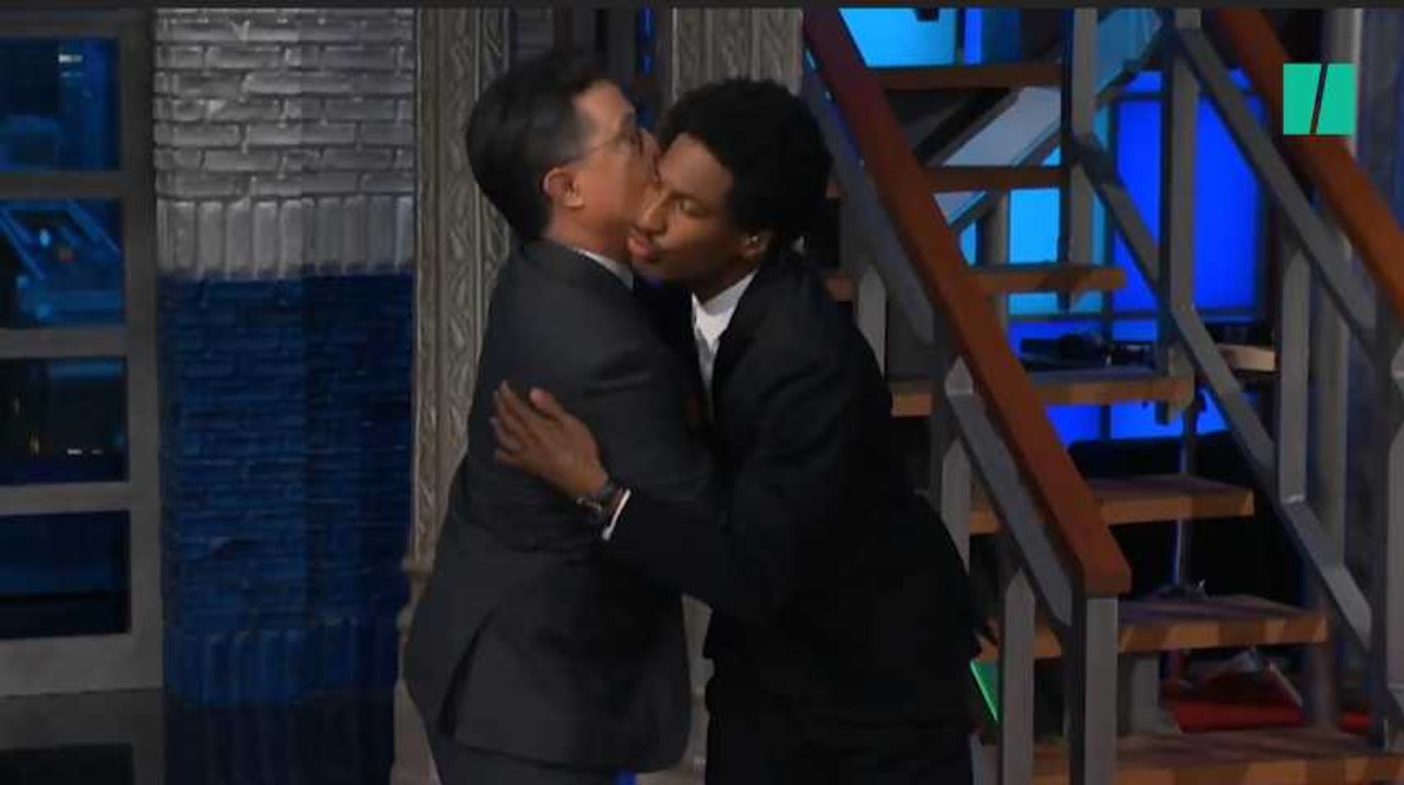 Les gestes d'affection maladroits entre Macron et Trump ont inspiré les 'late shows' américains