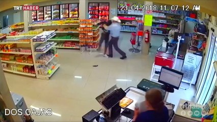 Eli silahlı hırsızı müşteri etkisiz hale getirdi