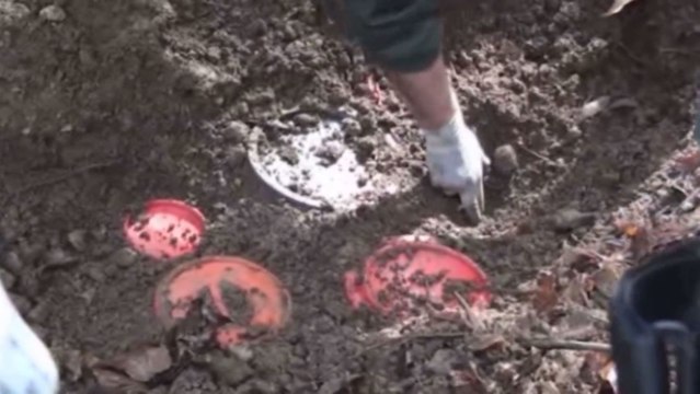 Francia analiza dos cajas halladas en Bayona con armas de ETA