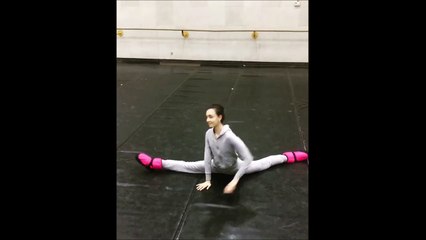 L'échauffement de cette danseuse de ballet est incroyable
