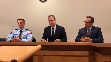 Qui est l’intrus au Mémorial des déportés à Mayenne ?