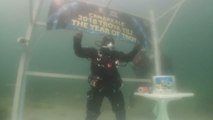 Дайвер из Турции установил рекорд по нахождению в холодной воде