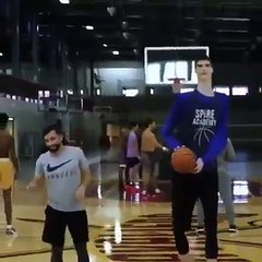 Le plus grand joueur de basket du monde... Impressionnant