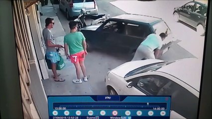 Regardez comment il sort sa voiture de sa place de parking... Costaud