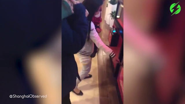 Dans ce restaurant, une machine à pince vous permet de capturer le homard que vous allez manger