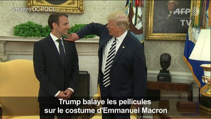 Trump balaye les pellicules sur le costume de Macron