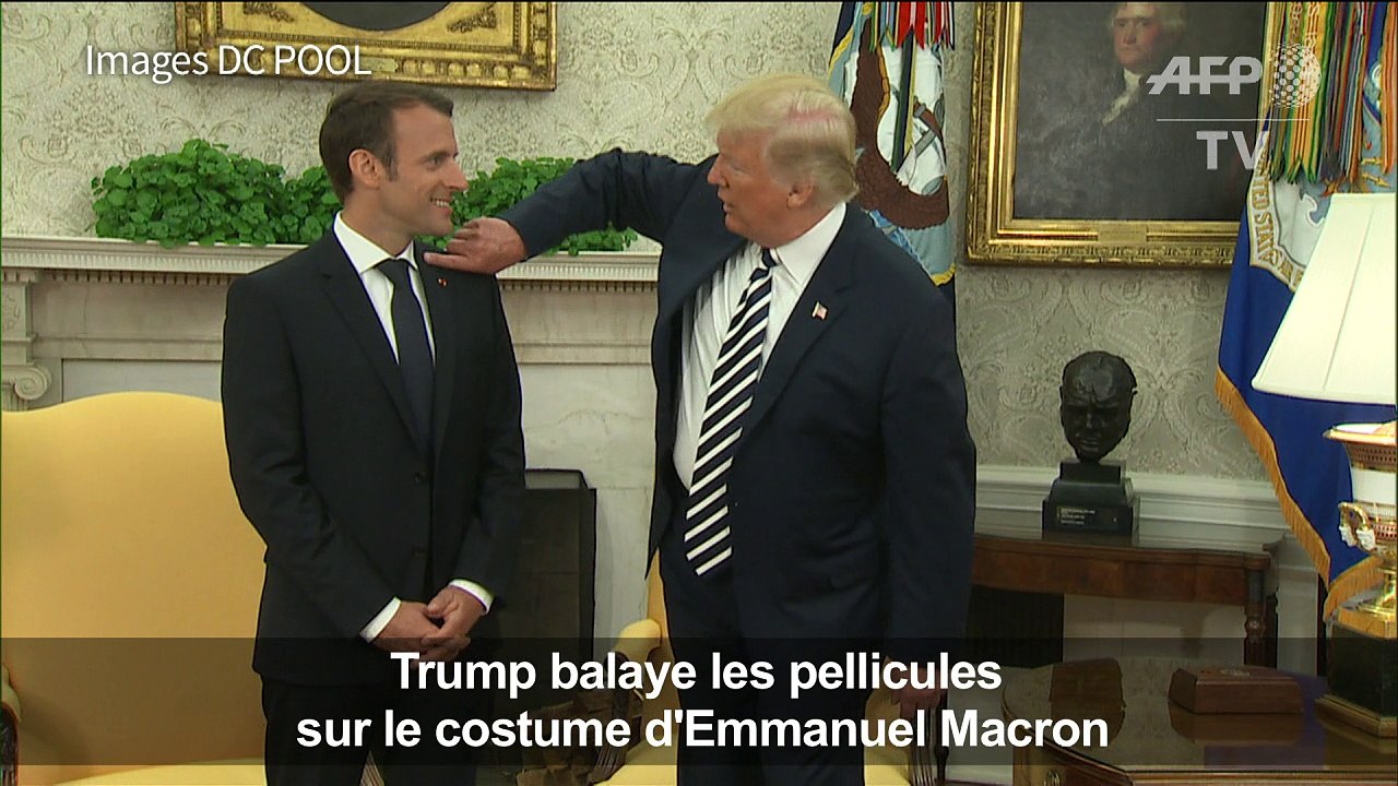 Trump balaye les pellicules sur le costume de Macron