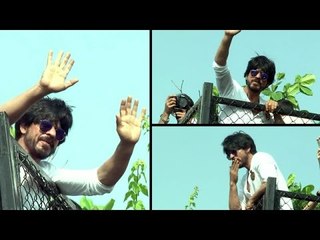 Download Video: (Video) Shahrukh Khan Celebrates 50th Birthday With Fans Outside Mannat