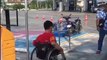 Cet handicapé en fauteuil roulant peut faire de la moto grace à une invention incroyable