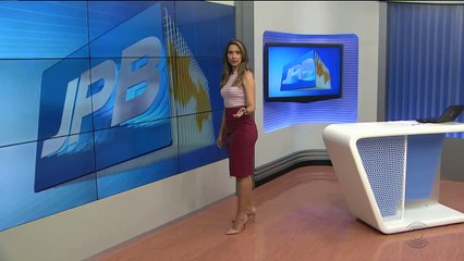 Moradores usam tirolesa improvisada para atravessar rio