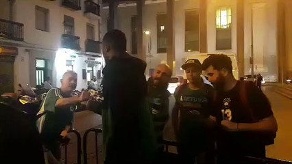 Περίμεναν την ομάδα μετά το Game 3 φίλοι του Παναθηναϊκού