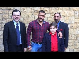 Salman Khan Meets His Lil Fan From Pakistan