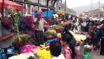Miles de peruanos homenajean a sus parientes fallecidos