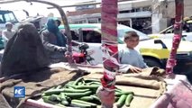Mujer afgana ignora tradiciones para trabajar como ambulante