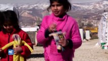 Muñecas de trapo acompañan a niñas refugiadas sirias