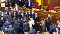 Parlamentario agrede a primer ministro de Ucrania y desata pelea campal