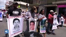 Normalistas de Ayotzinapa se enfrentan contra la policía