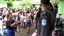 Mujeres se enfrentan con policía en la mina El Limón, Nicaragua