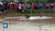 Mueren 4 personas a bordo de camioneta arrastrada por inundaciones en China
