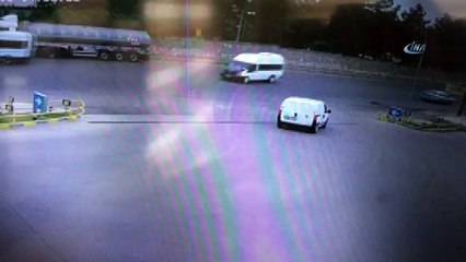 Motosiklet minibüse böyle çarptı: 1 ölü