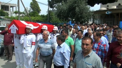 - Trafik kazasında hayatını kaybeden astsubay, son yolculuğuna uğurlandı- Afrin'de görevliyken izne geldiği baba evi Mersin'de geçirdiği trafik kazası sonrası hayatını kaybeden Piyade Astsubay Mehmet Can Özkan, gözyaşları arasında top...