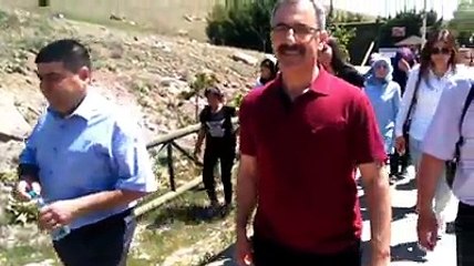 Скачать видео: Dinar ve Bolvadin den gelen misafirleri Şuhut tan zafere Kocatepe Yolunda projesi 3 etabında Zaferyolunu yürüyüşü habib akalın farkıyla