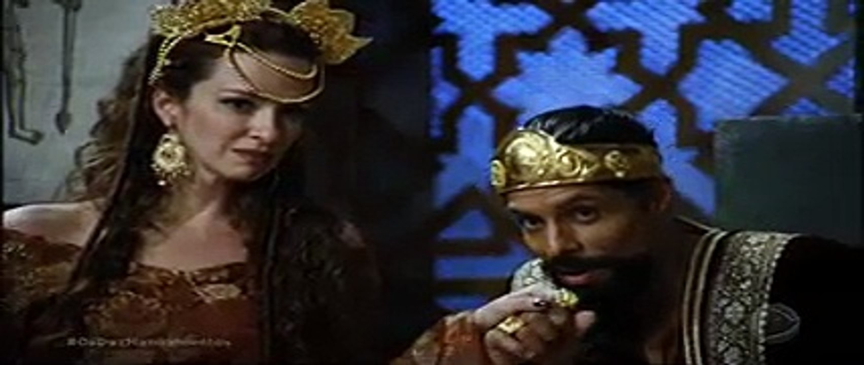 “Os Dez Mandamentos” II  25/04: no capitulo 002 (*) da novela “Os Dez Mandamentos” nova temporada, quarta-feira, 25 de abril, Jerusa e Simut implicam um com o outro. Joana recorda da família. Ana, triste, lembrando da família e é consolada por Joquebede.