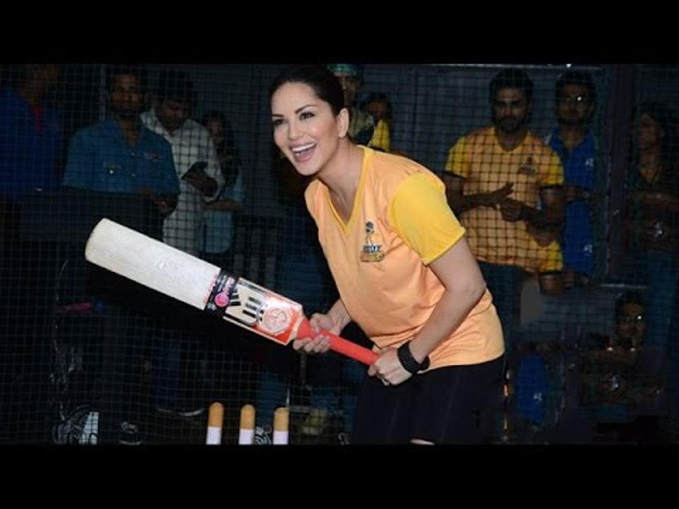 WATCH Sunny Leone Playing LIVE Cricket At BCL Team Launch