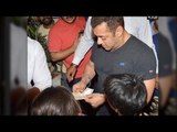 Salman Khan Spends Time With Street Kids & Gives Money