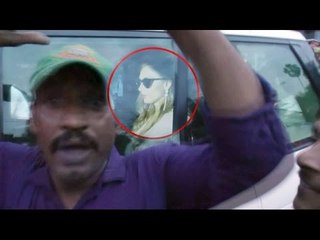 Salman's Bodyguard  Rude Towards  Reporter For Girlfriend Iulia Vantur