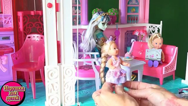 Рапунцель с Френки пришли в гости к Челси в Дом Мечты Барби, украшаем наряд Рапунцель блестками