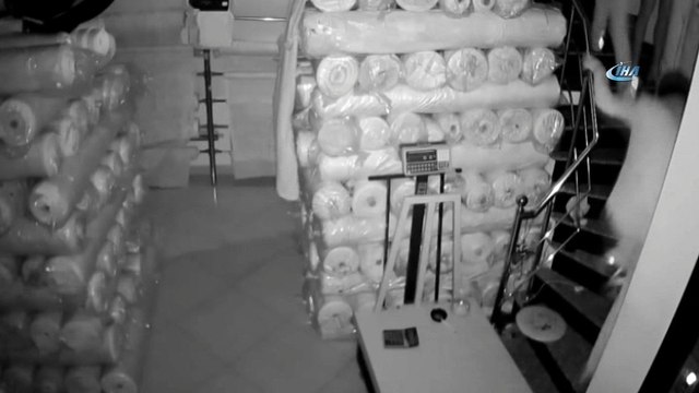 Balyozlu hırsızlar kamerada... Balyozla camları kırarak içeri girdiler, alarm çalınca kaçtılar