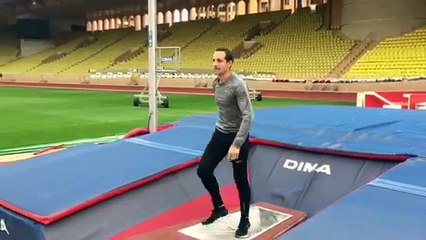 Recordman du monde de saut à la perche, Lavillenie entraîne à la jeune génération à Monaco
