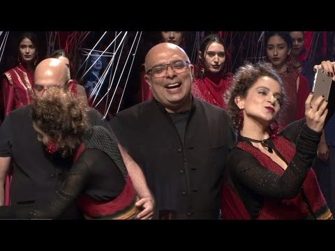 Kangana Ranaut Takes Multiple Selfies On RAMP | Lakme Fashion Week 2016