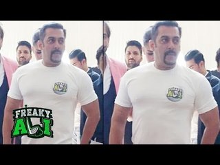Salman Khan's GRAND ENTRY At FREAKY ALI Dubai Press Meet