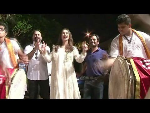 Nawazuddin & Amy Jackson's CRAZIEST DANCE At Salman Khan's Ganpati Visarjan 2016